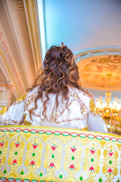 漂亮的新娘 戴着公主的皇冠 穿着摩洛哥咖啡店的衣服 在阿玛莉亚岛上庆祝她的婚礼 — 图库照片