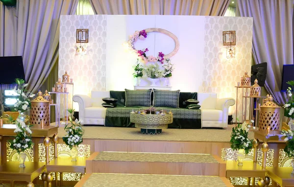 美しい花の装飾とキャンドルライトスタンドに囲まれ ゲストから祝福を受けるために結婚式のカップルのための大きなソファとエレガントに上演伝統的なMoroccanスタイルの結婚式 — ストック写真