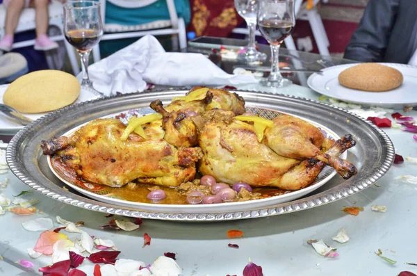 Марокканское Блюдо Курицей Лимоном Фиолетовыми Оливками — стоковое фото