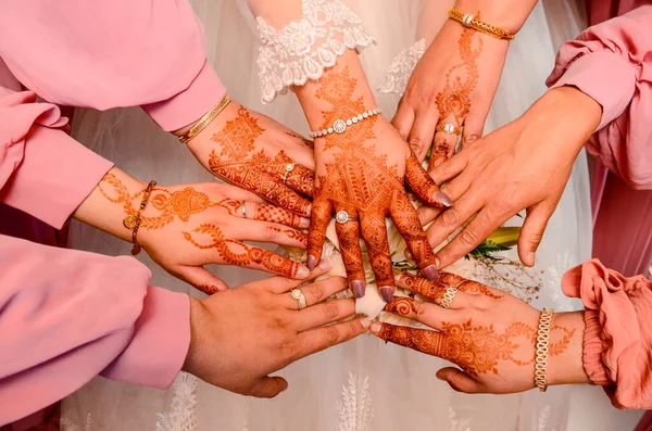 Φιλενάδες Της Νύφης Χέννα Στα Χέρια Τους Αραβική Χέννα — Φωτογραφία Αρχείου
