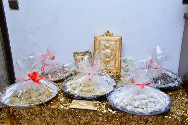 Марокканские Десертные Подносы Различными Кокосовыми Шоколадными Трюфелями Блюдо Муфлетой Традиционная — стоковое фото