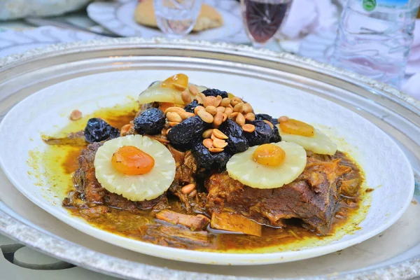 Мясо Сливой Сушеным Ананасом Миндалем Одна Самых Известных Марокканских Блюд — стоковое фото