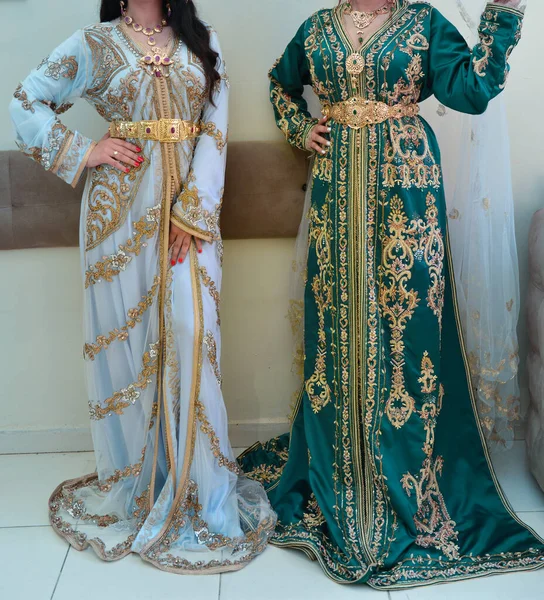 摩洛哥咖啡店 摩洛哥服装 妇女在婚礼上穿的传统摩洛哥服装 世界上最有名的衣服之一 — 图库照片
