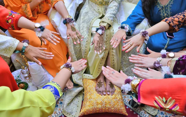 Girlfriends Bride Henna Hands Arabic Henna — Stock Photo, Image