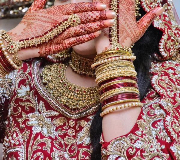 Όμορφη Ινδική Νύφη Χέρια Χέννα Σχεδιασμό Χέρι Κοσμήματα Kalira Και — Φωτογραφία Αρχείου