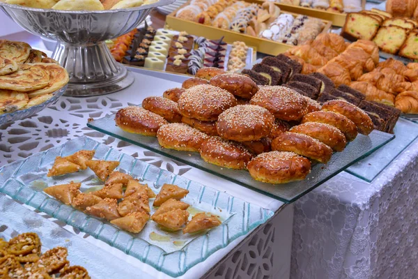 モロッコのペストリービュッフェ お菓子 ケーキ クロワッサン — ストック写真