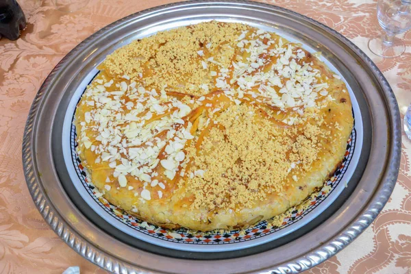 Bastila Pastilla Piatto Tradizionale Marocchino Pollo Bastila Una Torta Piena — Foto Stock
