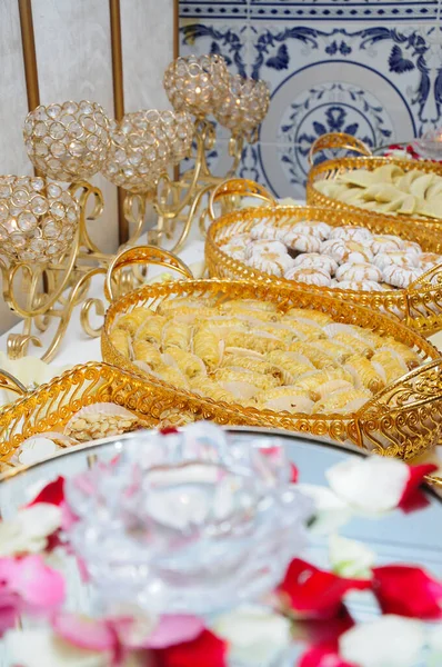 在婚礼上 用金盘盛着摩洛哥饼干招待客人 — 图库照片