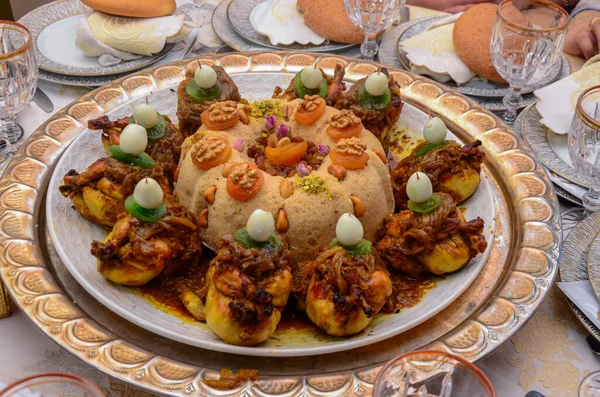 Марокканский Couscous Tfaya Кускус Курицей Карамельным Луком Миндаль Вареное Яйцо — стоковое фото