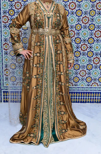 アフリカのパターン アラビア語 アラビア語 バングル 美しい 美しさ ブルネット カフタン カブランカ ドレス — ストック写真