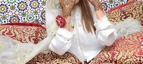 Noivas Henna Mãos Com Foco Rin — Fotografia de Stock
