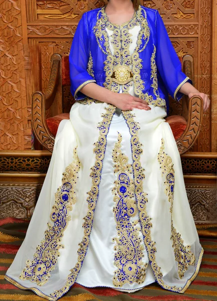 モロッコのカフタンはモロッコの女性の伝統的な衣装です 世界最古の伝統的衣服の一つと考えられている — ストック写真