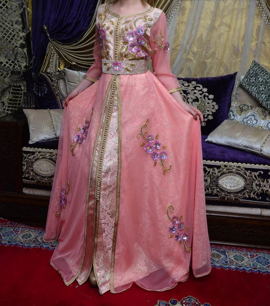 モロッコのカフタンはモロッコの女性の伝統的な衣装です 世界最古の伝統的衣服の一つと考えられている — ストック写真