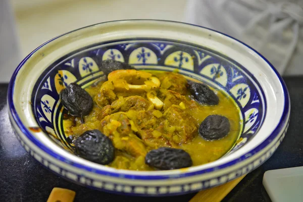 Marokkanisches Gericht Mit Fleisch Pflaumen Und Sesam — Stockfoto
