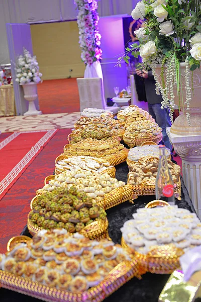 Bovenaanzicht Opname Van Een Grote Plaat Vol Marokkaanse Amandel Boterkoekjes — Stockfoto