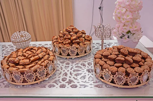 モロッコのおもてなし 装飾が施されたイスラムの休日の食べ物を象徴するオリエンタルティートレイとクッキー ラマダーン カレーム イード ムバラク — ストック写真