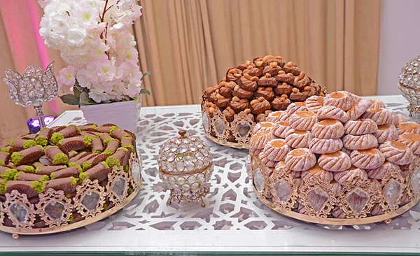 モロッコのおもてなし 装飾が施されたイスラムの休日の食べ物を象徴するオリエンタルティートレイとクッキー ラマダーン カレーム イード ムバラク — ストック写真