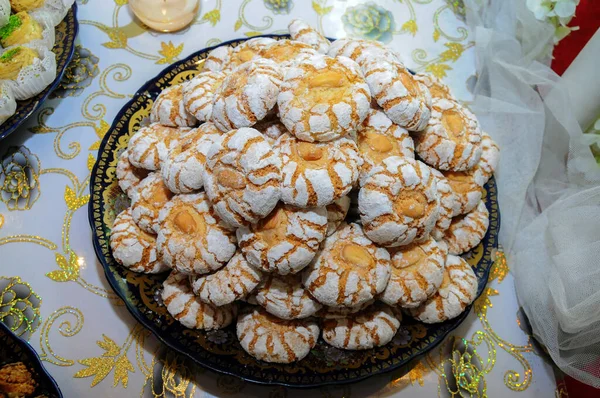 摩洛哥饼干配茶 婚礼和开斋节提供摩洛哥饼干 曲奇饼 — 图库照片