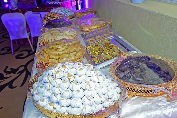Traditionele Marokkaanse Snoep Worden Aangeboden Bruiloft Eid Fitr Koekjes Koekjes — Stockfoto