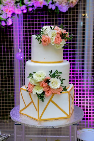 結婚式のケーキの上の新鮮な花 — ストック写真