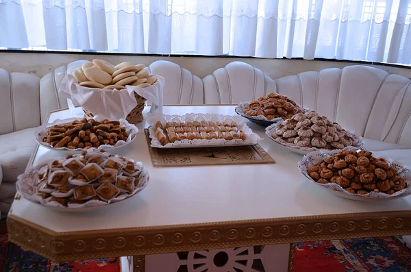 Placa Galletas Mantequilla Marroquí Sobre Fondo Blanco — Foto de Stock