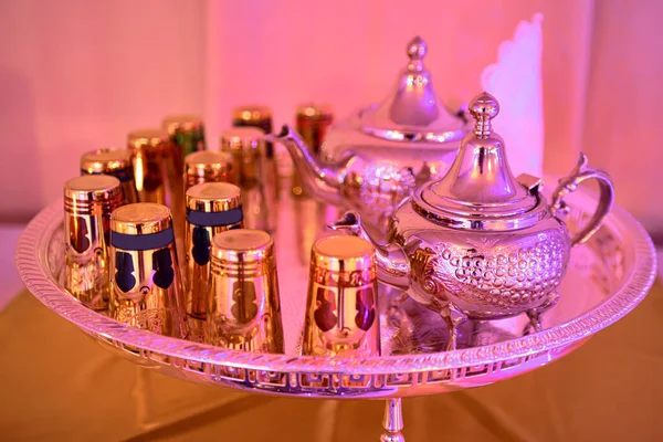 Марокканский Мятный Чай Традиционных Стаканах Подносе Чайнике — стоковое фото