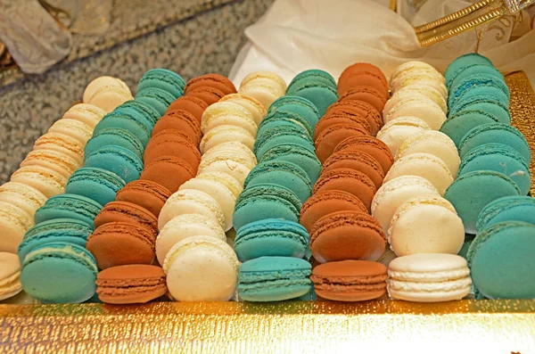 Coloridos Macarrones Franceses Apilados Pastelería Típica Francesa Colorida Vista Superior —  Fotos de Stock