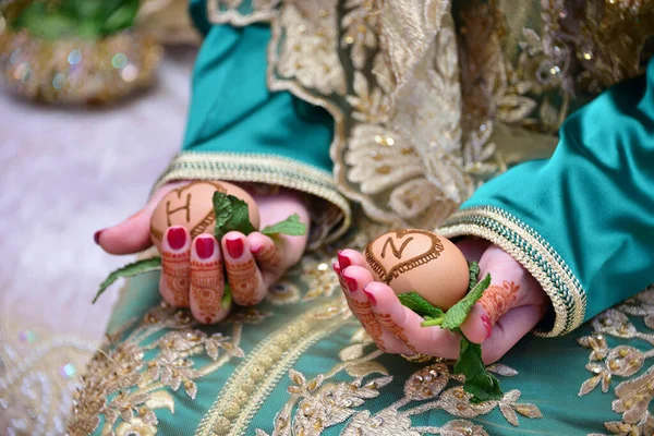 Noivas Henna Mãos Com Foco Anel — Fotografia de Stock