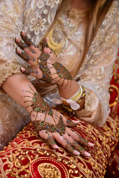 Νύφες Henna Χέρια Έμφαση Στο Δαχτυλίδι — Φωτογραφία Αρχείου