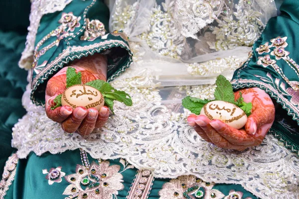 Noiva Marroquina Com Mãos Pintadas Tatuagem Henna — Fotografia de Stock
