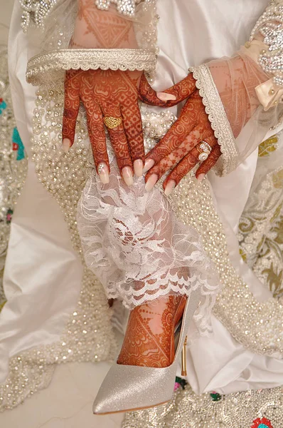 摩洛哥人的夜晚 Henna穿着摩洛哥鞋站在新娘腿上Balgha Marrocai — 图库照片