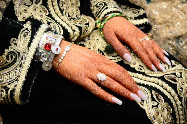 Svatba Marocké Henna Kreslení Henna Ruku Dívky — Stock fotografie