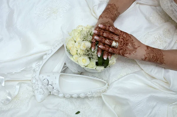 Muslim Bride Jewelery Headscarf Hijab Bouquet Flowers — Stock Photo, Image