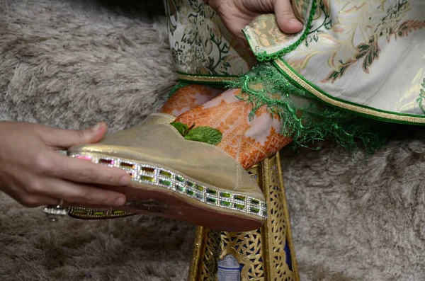 Noite Henna Marroquina Henna Perna Uma Noiva Com Sapato Marroquino — Fotografia de Stock