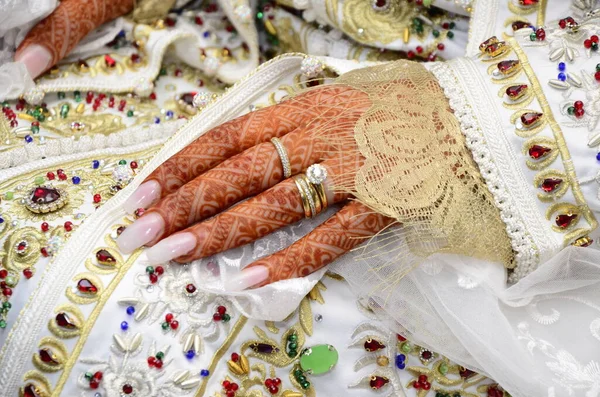 Γάμος Μαροκινή Henna Ζωγραφίζοντας Χέννα Στο Χέρι Του Κοριτσιού — Φωτογραφία Αρχείου