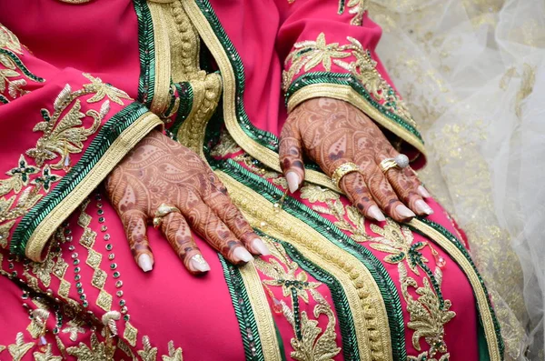 Γάμος Μαροκινή Henna Ζωγραφίζοντας Χέννα Στο Χέρι Του Κοριτσιού — Φωτογραφία Αρχείου