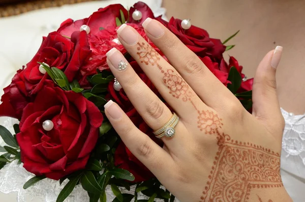 Hochzeit Marokkanischen Henna Zeichnen Henna Auf Der Hand Des Mädchens — Stockfoto