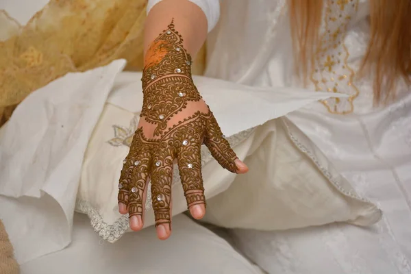 伝統的な Menhdi ヘンナ飾りと女性の手 — ストック写真
