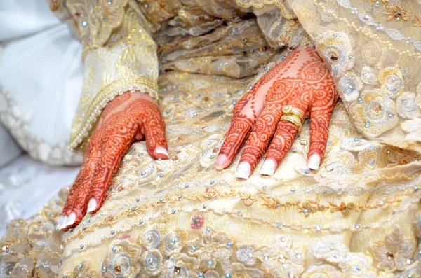 Noiva Marroquina Com Mãos Pintadas Tatuagem Henna — Fotografia de Stock