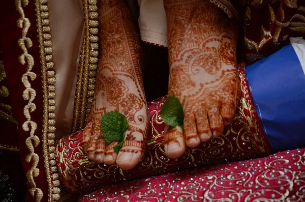 Henna Womans Legs Mehndi Application Henna Skin Decoration — Stock Photo, Image