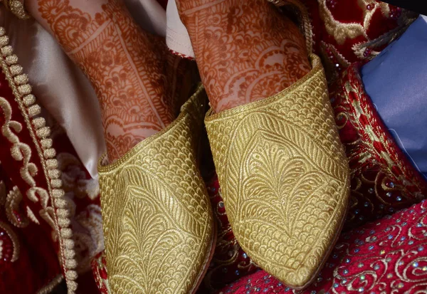 Henna Dames Benen Mehndi Toepassing Van Henna Als Huid Decoratie — Stockfoto