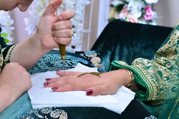 Artista Aplicando Tatuagem Hena Mãos Mulheres Mehndi Arte Decorativa Tradicional — Fotografia de Stock