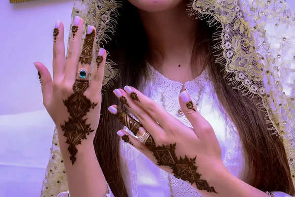 Татуировка Мехнди Женские Руки Татуировками Черной Хны Марокканские Национальные Традиции — стоковое фото