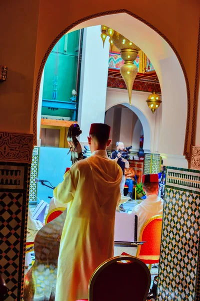 Marokański Gracz Djellabie Grający Wiolonczeli Nazywa Się Sztuka Andaluzyjska Maroku — Zdjęcie stockowe