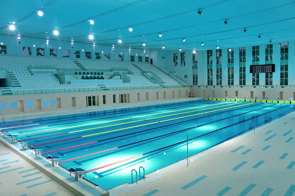 Olimpik Büyüklükteki Yüzme Havuzunda Yer Şeritlerin Detayları — Stok fotoğraf