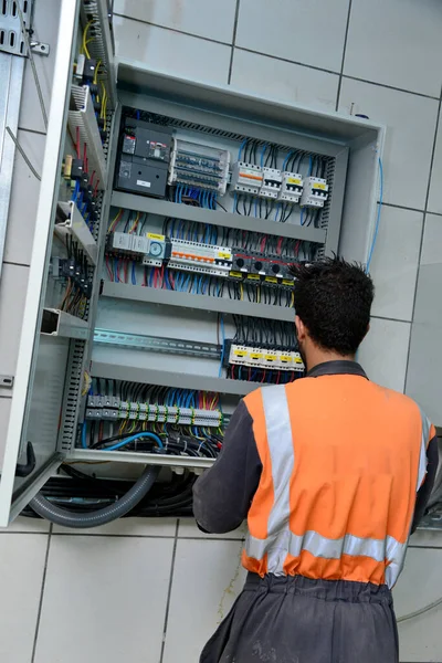 Trabalhador Eletricista Verificando Tensão Interruptor Energia Elétrica Javali Fusível — Fotografia de Stock