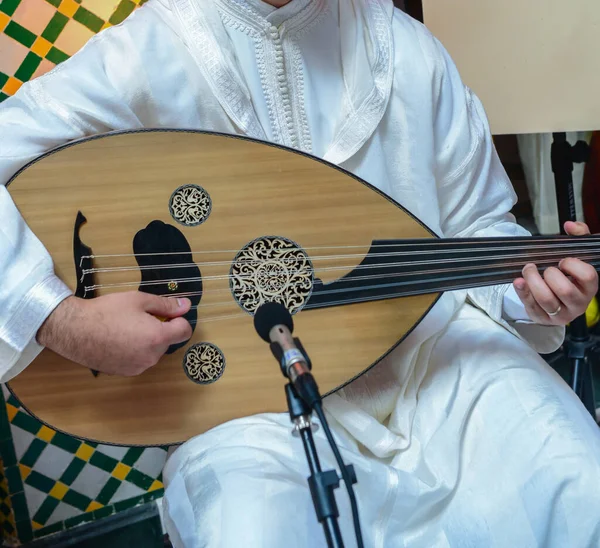 Moroccan Player Wearing Djellaba Plays Oud — Stock Photo, Image