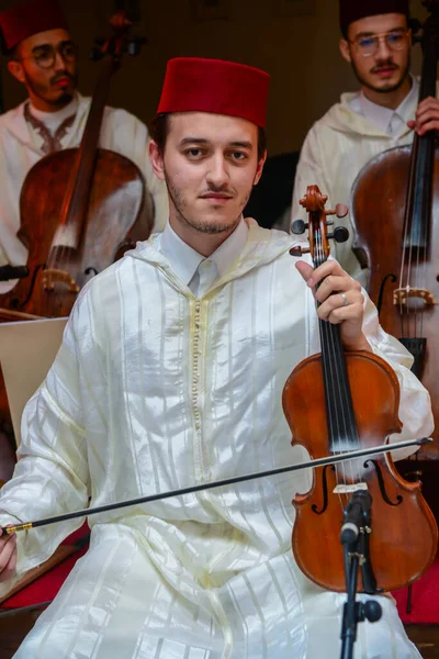 Moroccan Player Wearing Jalabiya Plays Moroccan Violin 2021 — Stock Photo, Image
