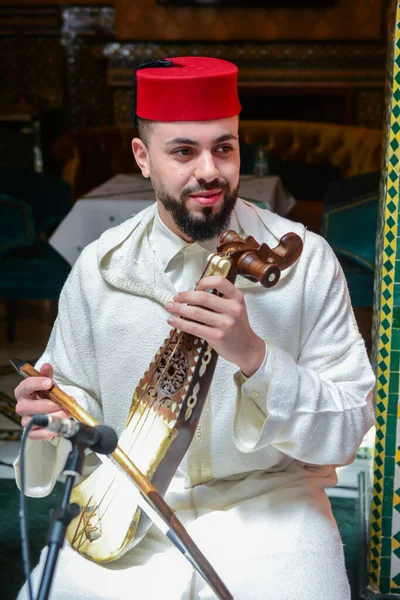 ジャラビヤを着たモロッコ人選手がモロッコのバイオリンを弾く 2021 — ストック写真