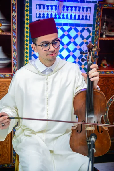 Moroccan Player Wearing Jalabiya Plays Moroccan Violin 2021 — Stock Photo, Image